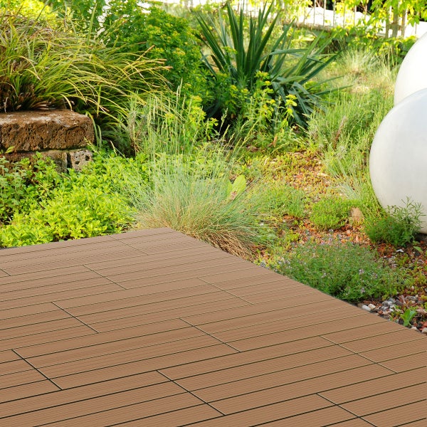 ECD Germany WPC Terrassenfliesen 60x30 cm 18er Spar Set für 3m² Teak in Holzoptik für Garten Balkon Bodenbelag mit Drainage und Klicksystem Terrassendielen Balkonfliesen Klickfliesen Holzfliesen
