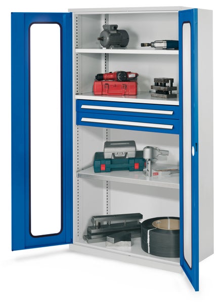 Metall-Werkzeugschrank mit Glastüren, zwei Schubladen und drei Fachböden, gefüllt mit verschiedenen Werkzeugen und Maschinen.