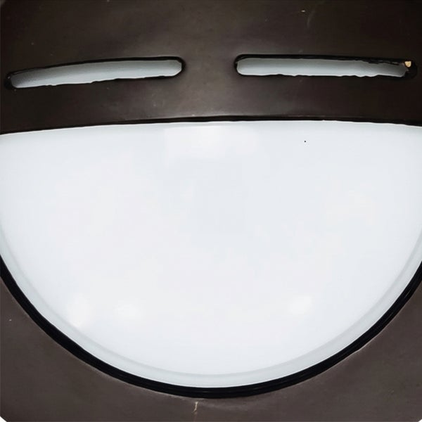 Moderne Wandleuchte mit halbrundem Lichtaustritt und zwei schmalen Lichtschlitzen im oberen Bereich