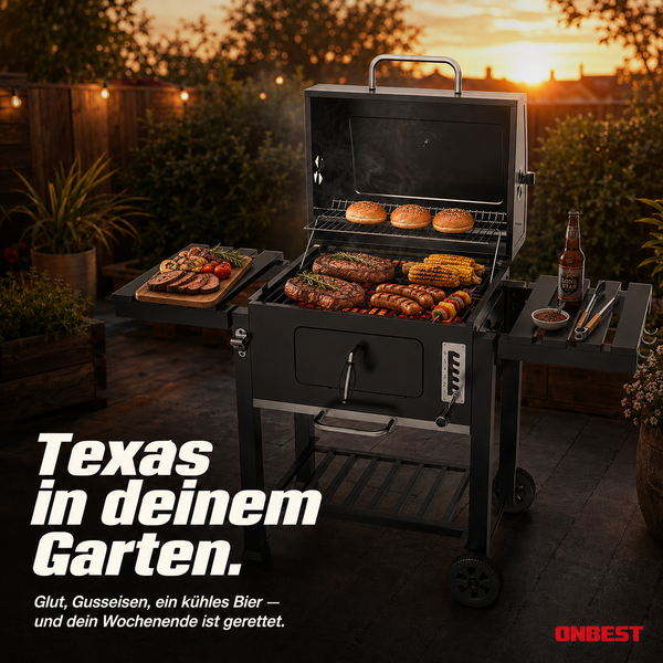 Schwarzer Holzkohlegrill im Garten bei Sonnenuntergang mit Steaks, Würstchen und Mais auf einem gusseisernen Rost. ONBEST Logo.