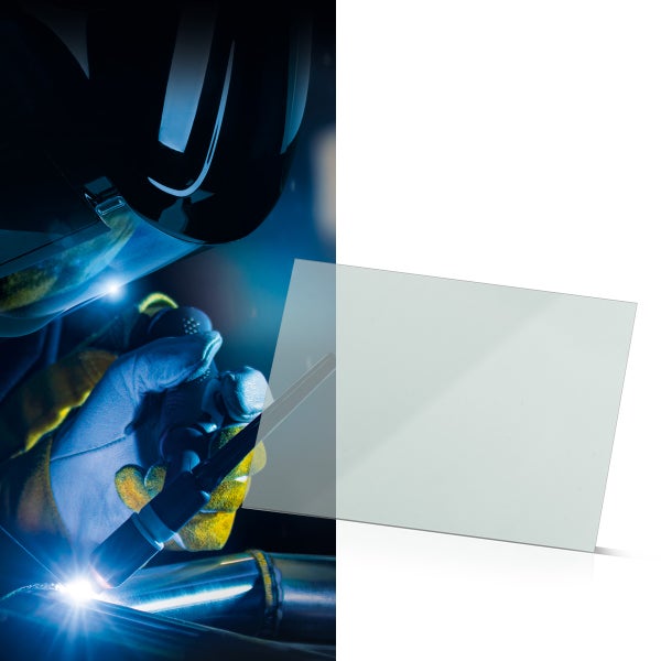 Schweißer mit Schweißschild und Schutzhelm beim Schweißen