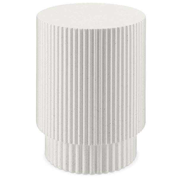 Zylinderförmiger Beistelltisch oder Hocker mit vertikal geriffelter Oberflächenstruktur und abgesetztem Sockel aus Verbundmaterial.