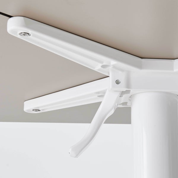 Weiße Tischplattenbefestigung mit Klemmhebel und Standrohr unter einer Tischplatte.