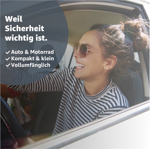 Frau lächelt im Auto, die Sicherheit betont