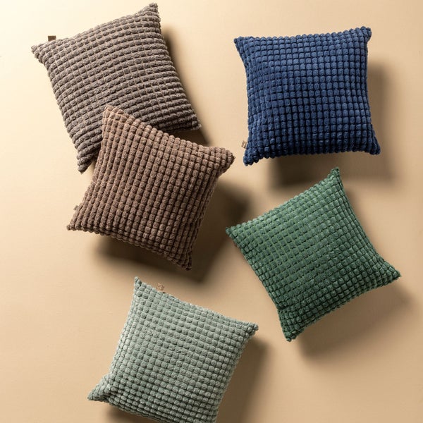 Fünf strukturierte Zierkissen aus Cordstoff