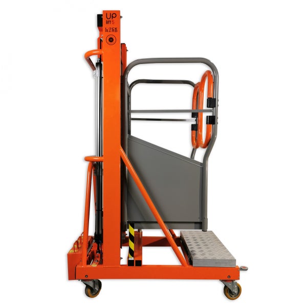 Mobile Hubarbeitsbühne Lockhard Up Lift 5 in Orange und Grau mit Sicherheitskorb und Lenkrollen.