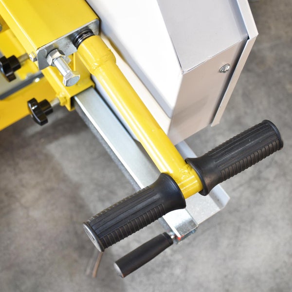 Detailansicht eines gelben Metallgriffs mit schwarzem Griffstück