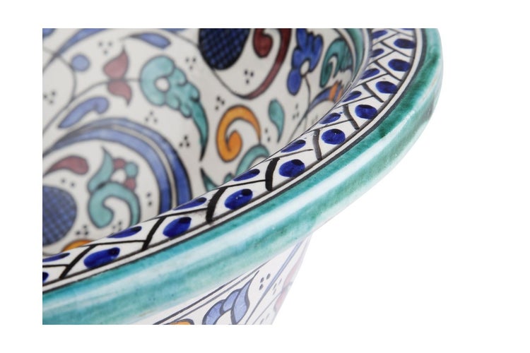 Detailansicht eines Waschbeckens mit floralem Muster