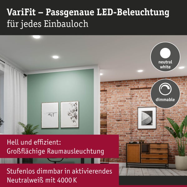 Hell ausgeleuchteter Wohnraum mit stufenlos dimmbaren LED Einbauleuchten in Neutralweiß mit 4000 Kelvin vor einer Ziegelwand und grüner Wand.