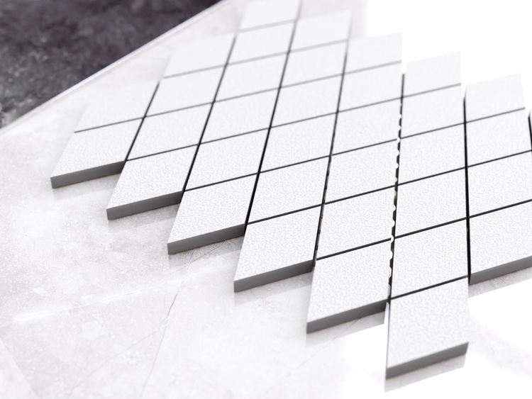 Graues Mosaikfliesen-Netz mit Rautenmuster und strukturierter Oberfläche.