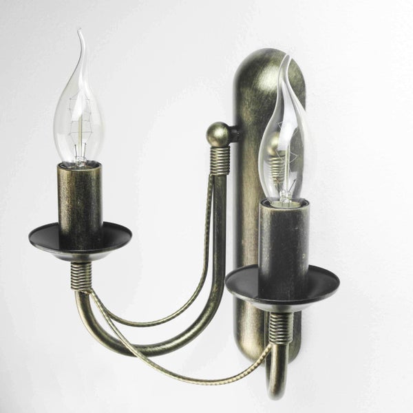 Wandleuchte mit zwei Leuchtenarmen und klaren Glühbirnen