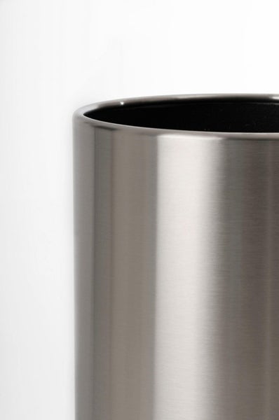 Detailansicht eines zylindrischen Gefäßes aus gebürstetem Edelstahl.
