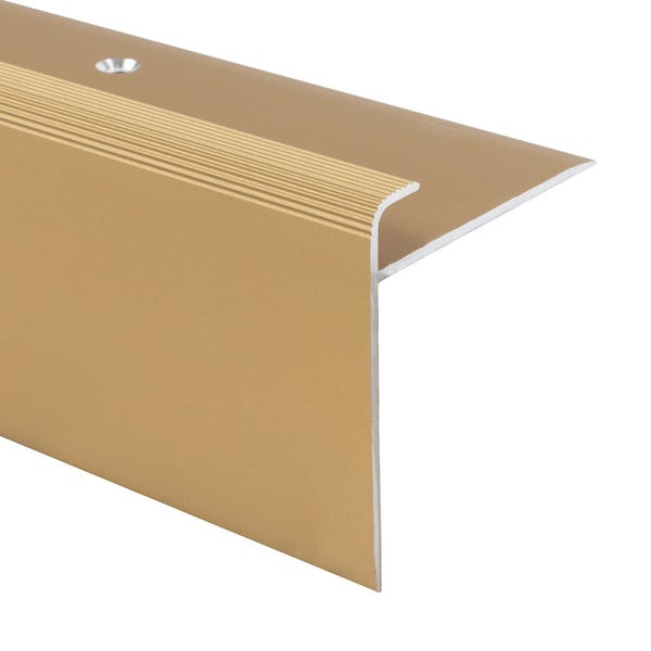 Treppenkantenprofil aus Aluminium in Gold mit geriffelter Oberfläche und Befestigungsloch.