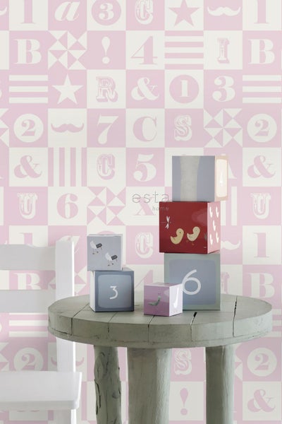 Gestapelte Spielwürfel auf einem Tisch vor einer gemusterten Tapete