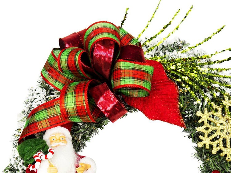Weihnachtskranz mit Weihnachtsmannfigur, karierter Schleife, künstlichen Tannenzweigen mit Schneeoptik und glitzernden Dekoelementen.
