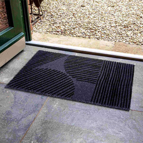 Fußmatte mit geometrischem Muster vor einer geöffneten Tür