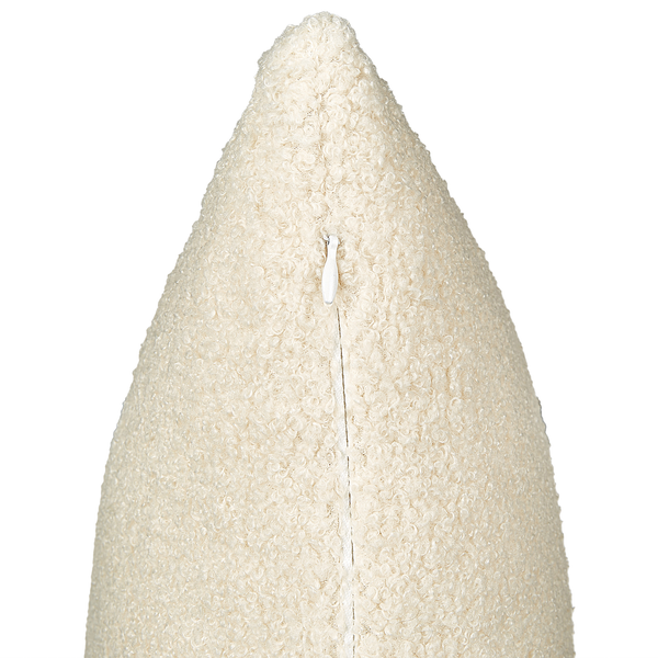 Nahaufnahme eines Dekokissenbezugs aus Bouclé mit strukturierter Oberfläche und einem Reißverschluss.