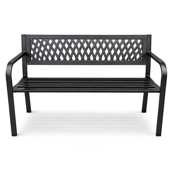 Schwarze Gartenbank aus Metall mit ergonomischer Form und Rautenmuster, auf der ein Mann in einem Garten sitzt.
