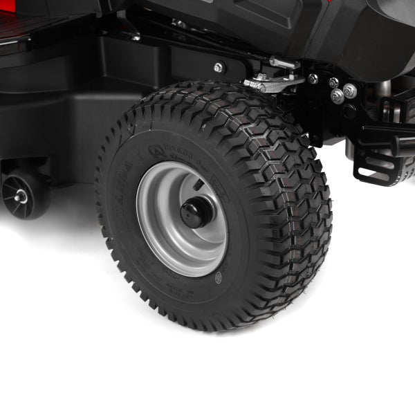 Detailansicht eines Reifens eines Rasentraktors