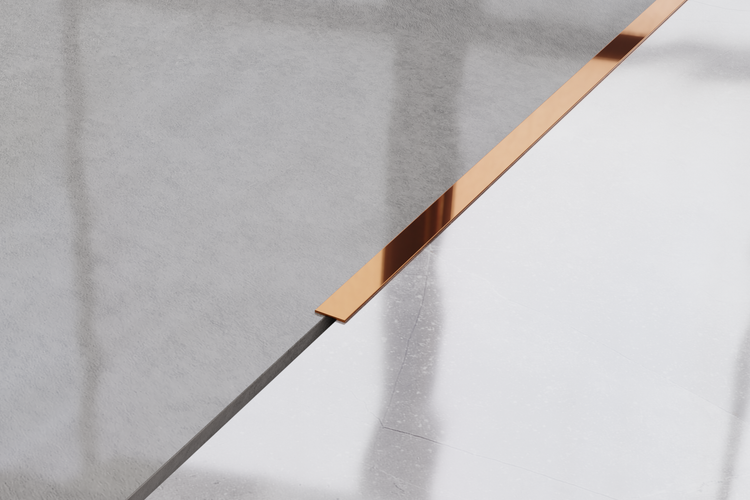 Detailaufnahme einer Duschkabine mit goldfarbenem Rahmen