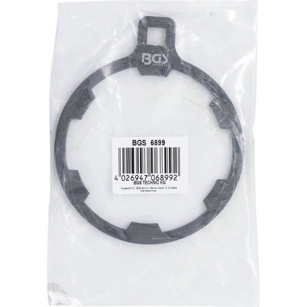 Innenaufnahme eines Zimmers mit Laminatboden, einem kleinen Wagen mit Büchern, einem Teppich und Sitzkissen.