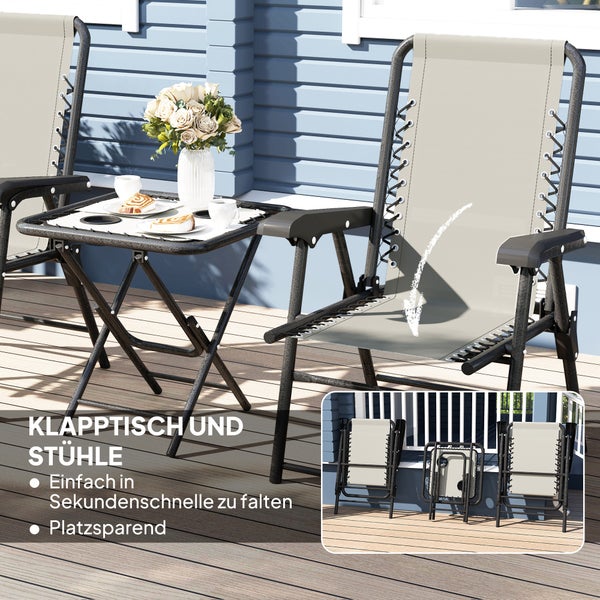 Klappbares Gartenmöbel Set bestehend aus einem Tisch und zwei Stühlen auf einer Holzterrasse, platzsparend und einfach zu falten.