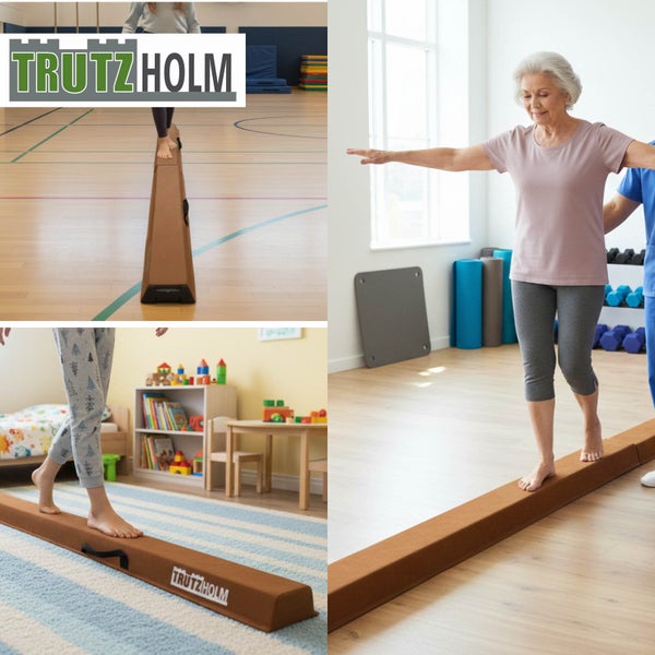 Moderner Sessel mit weißem Bouclé-Bezug und Holzgestell in einem hellen Wohnzimmer mit Regal und Pflanze.