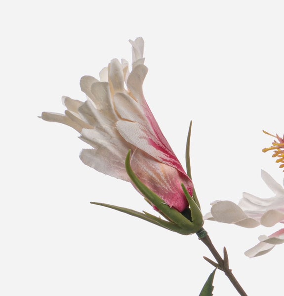 Künstliche Blütenknospe aus Textil und Kunststoff in Weiß und Rosa.