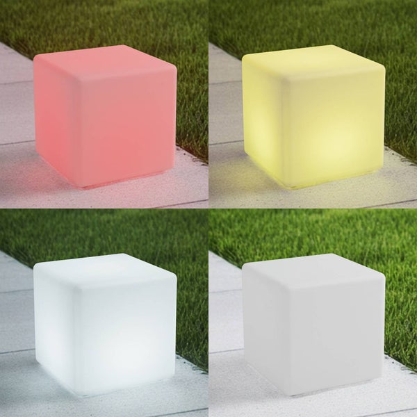 LED-Gartenleuchte in Würfelform in verschiedenen Farben auf einem Gehweg im Garten.