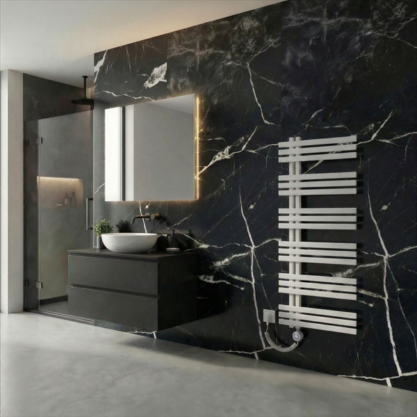 Modernes Badezimmer mit dunklen Marmorwänden, schwarzem Waschtischunterschrank, weißem Aufsatzwaschbecken, beleuchtetem Spiegel und weißem Heizkörper.