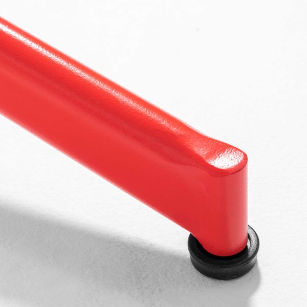 Roter Metallfuß mit schwarzem Gummifuß.