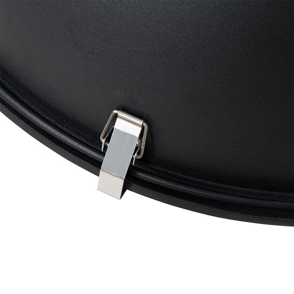 Detailansicht eines Grillgeräts mit Metallverschluss