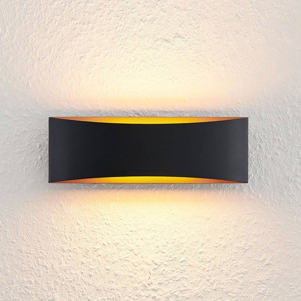Moderne schwarze Wandleuchte, rechteckig mit konkav gewölbten Seiten, strahlt warmes Licht nach oben und unten.