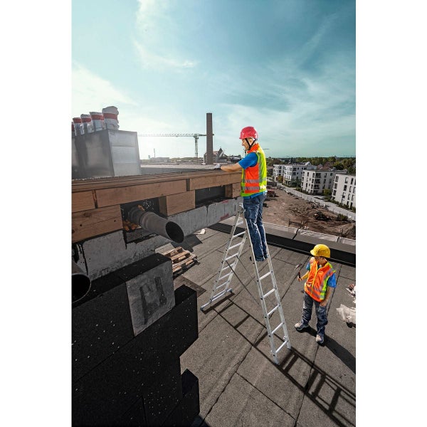 Zwei Handwerker in Sicherheitskleidung arbeiten auf einem Flachdach, einer steht auf einer Aluminium Anlegeleiter bei der Dachsanierung.