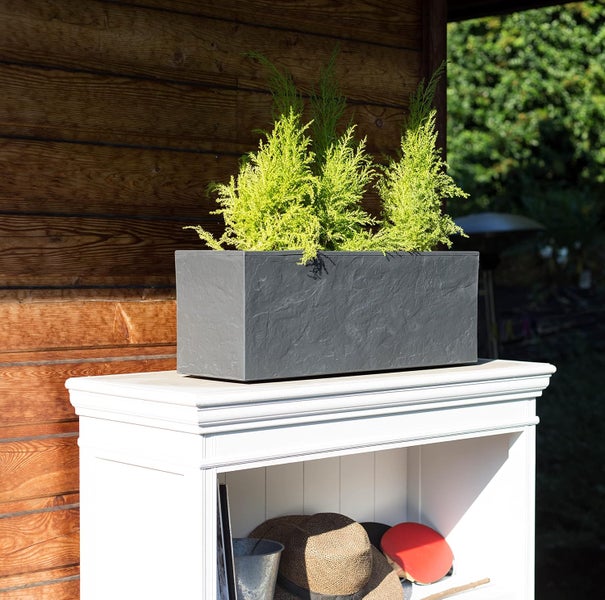 Details eines Metallschranks: Federspannscharniere, stabile Stangenriegel, Zylinderschloss mit zwei Schlüsseln und Zylinderschloss von innen