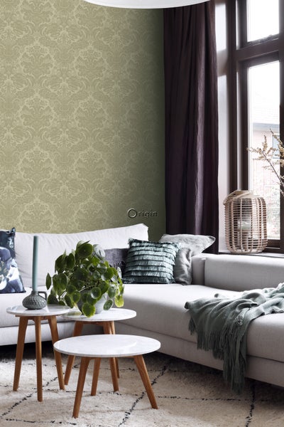 Wohnzimmer mit gemusterter Tapete, Sofa und Beistelltischen