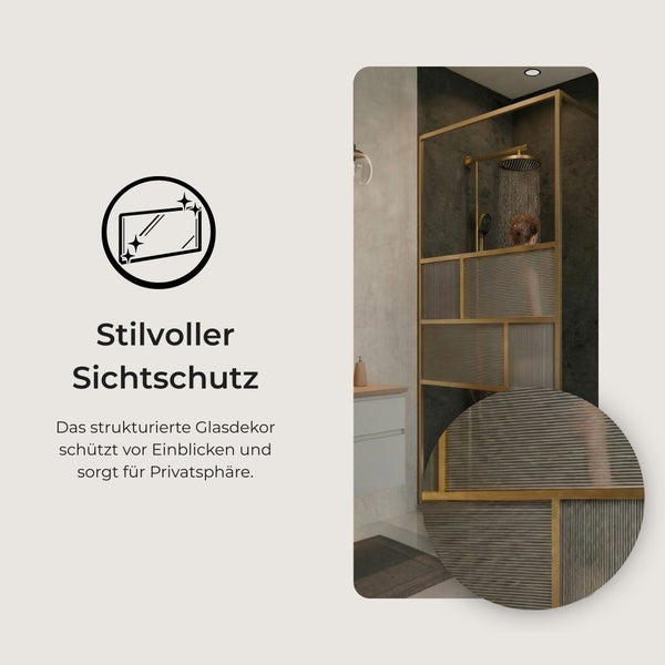 Duschwand mit goldfarbenem Rahmen und strukturiertem Glas für Sichtschutz im modernen Badezimmer.