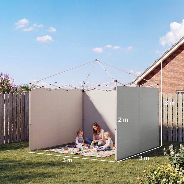 Faltpavillon 3 mal 3 Meter im Garten mit zwei Seitenwänden, Gesamthöhe 3 Meter, eine Frau und zwei Kinder spielen auf einer Decke im Inneren.
