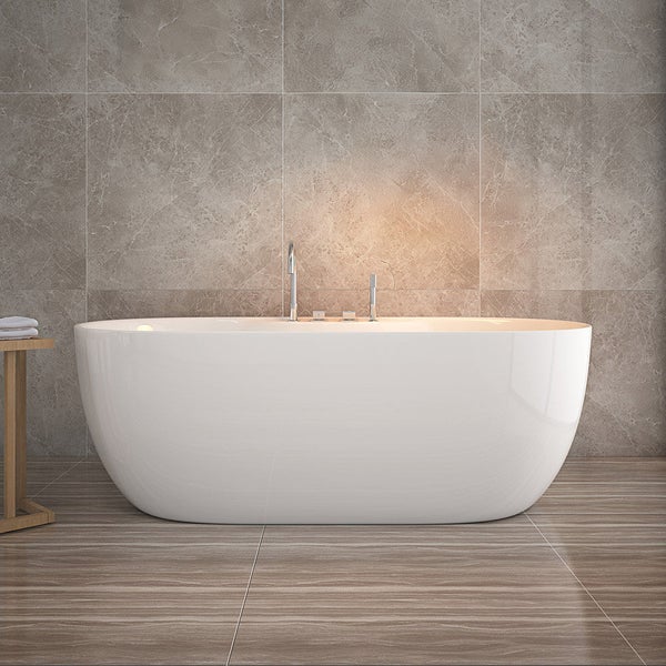 Freistehende Badewanne vor einer gefliesten Wand mit Holzbeistelltisch in einem modernen Badezimmer.