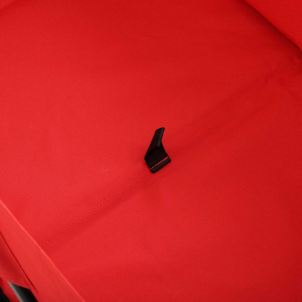 Roter Stoff mit Textilschlaufe