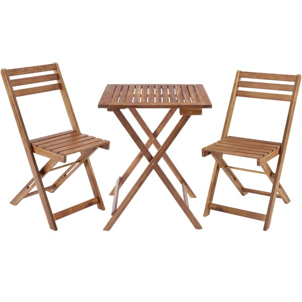 Dreiteiliges Gartenmöbel-Set aus Holz bestehend aus einem quadratischen Klapptisch und zwei Klappstühlen.