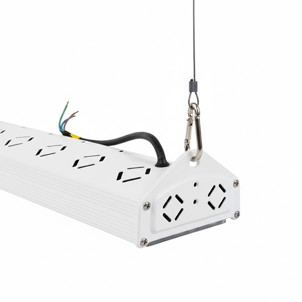 Weiße industrielle LED-Hallenleuchte aus Metall mit Stahlseilaufhängung, Karabinerhaken und Stromkabel mit offenen Aderenden.