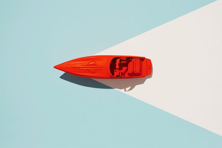 Rotes Modell Schnellboot von oben