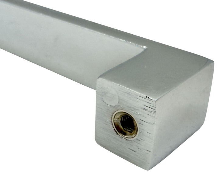 Moderner Möbelgriff aus Metall in eckiger Form