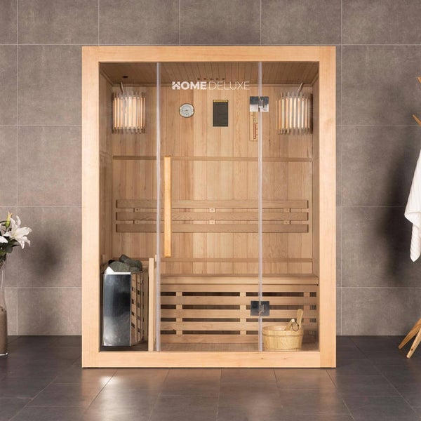 Home Deluxe Sauna mit Holzwand und Glasfront, inklusive Saunaofen und Zubehör in einem modernen Badezimmer.