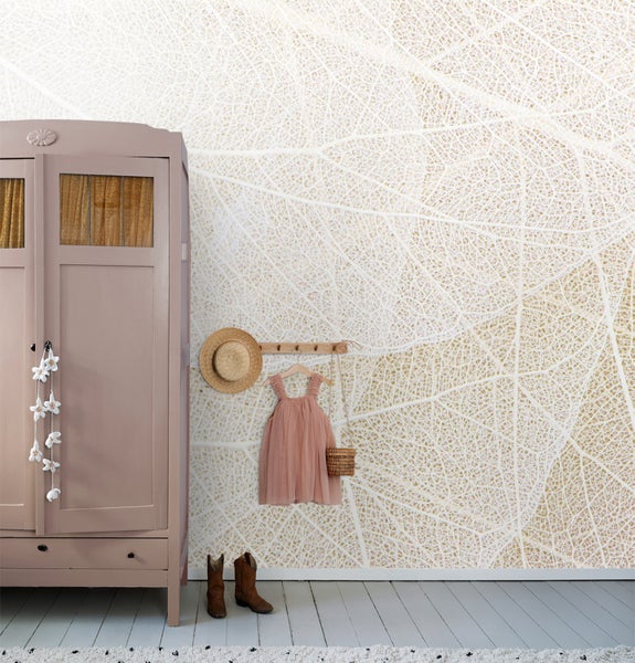 Kinderzimmer mit Kleiderschrank und Tapete mit Blattmuster