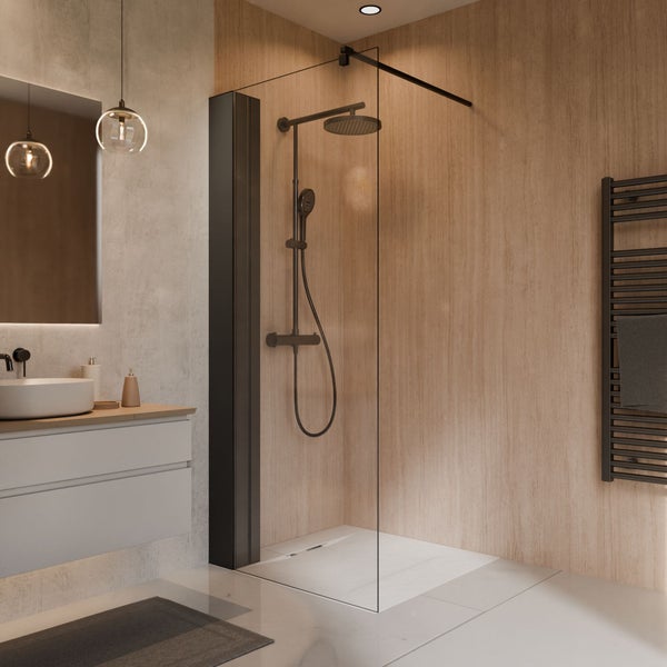 Modernes Badezimmer mit bodengleicher Dusche, Glaswand, dunklen Armaturen, Waschtisch mit Aufsatzbecken und Handtuchheizkörper.