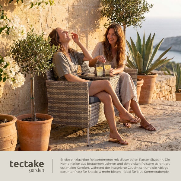 tectake garden Rattan-Gartenbank mit integriertem Tisch und Sitzkissen auf einer Terrasse mit zwei Frauen im Sonnenschein.