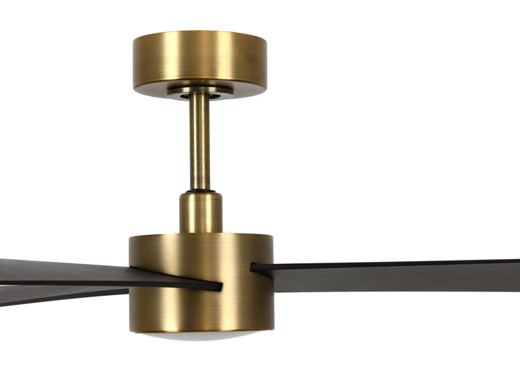 Deckenventilator mit Beleuchtung in Messingoptik und dunklen Ventilatorflügeln für eine moderne Raumkühlung.