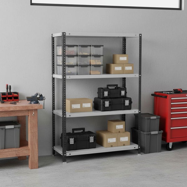 Organisiertes Werkstattregal aus Metall mit vier grauen Böden und schwarzem Gestell, beladen mit Werkzeugkoffern und Kartons neben einer Werkbank.